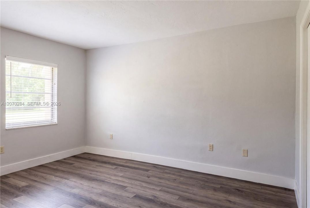 For Sale: $237,000 (2 beds, 1 baths, 880 Square Feet)