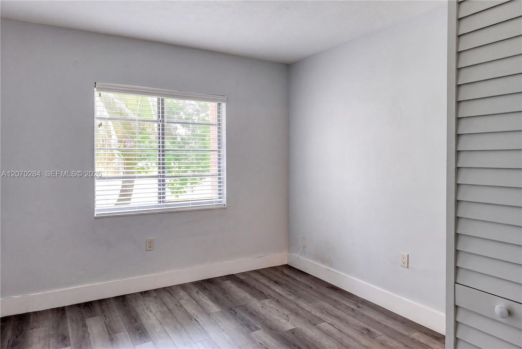 For Sale: $237,000 (2 beds, 1 baths, 880 Square Feet)