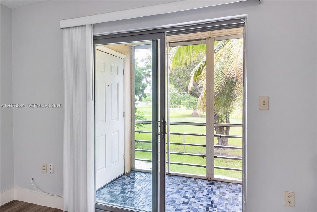 For Sale: $237,000 (2 beds, 1 baths, 880 Square Feet)
