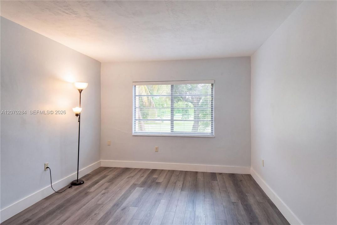 For Sale: $237,000 (2 beds, 1 baths, 880 Square Feet)