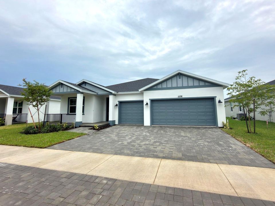 5598 Hampton Park Cir
