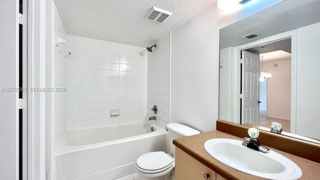 В аренду: $2,000 (2 спален, 1 ванн, 926 Квадратных фут)