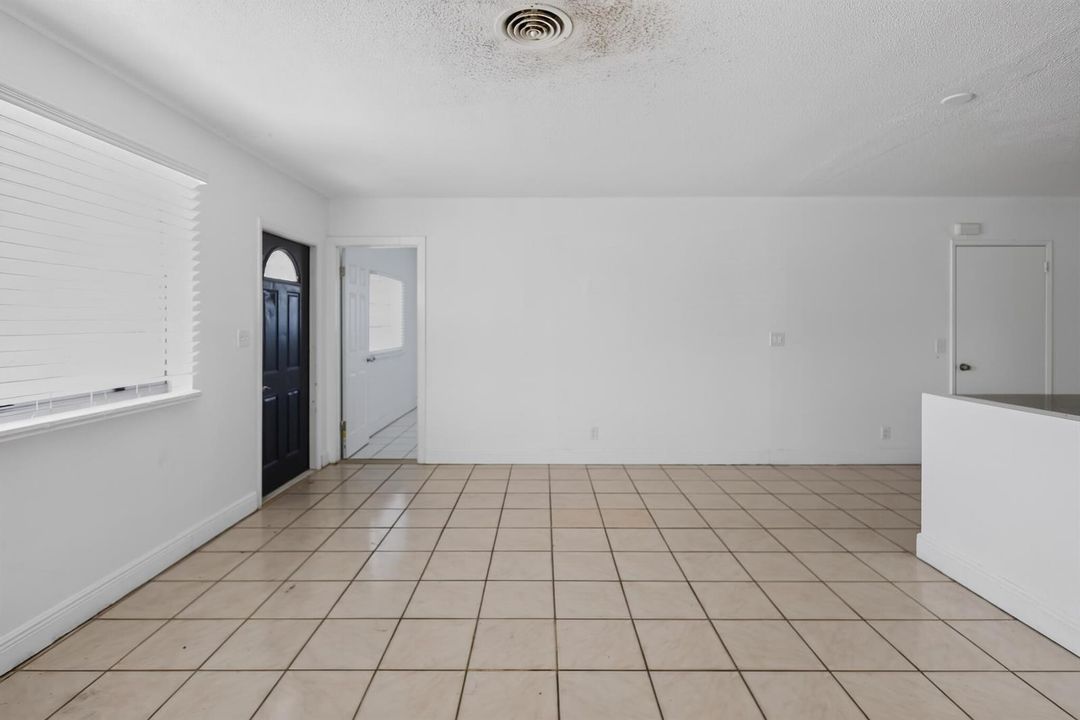 17_5845_Arthur_St-Living_room-9751