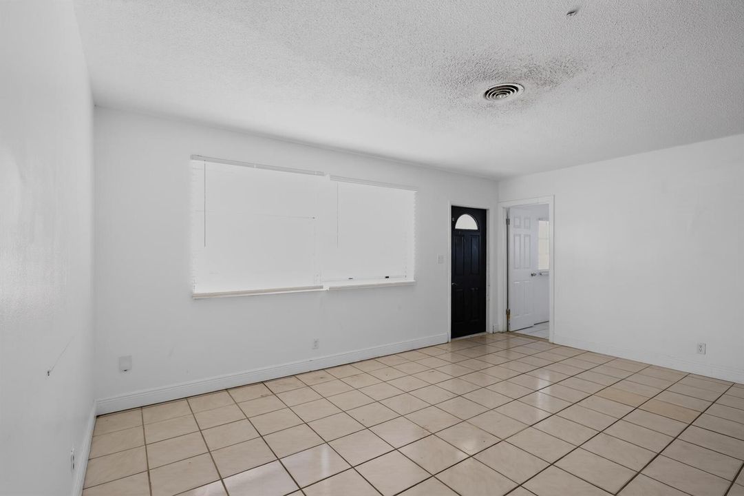 12_5845_Arthur_St-Living_room-9750