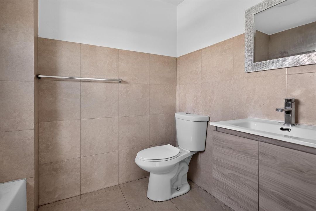 39_5845_Arthur_St-Bathroom-9769