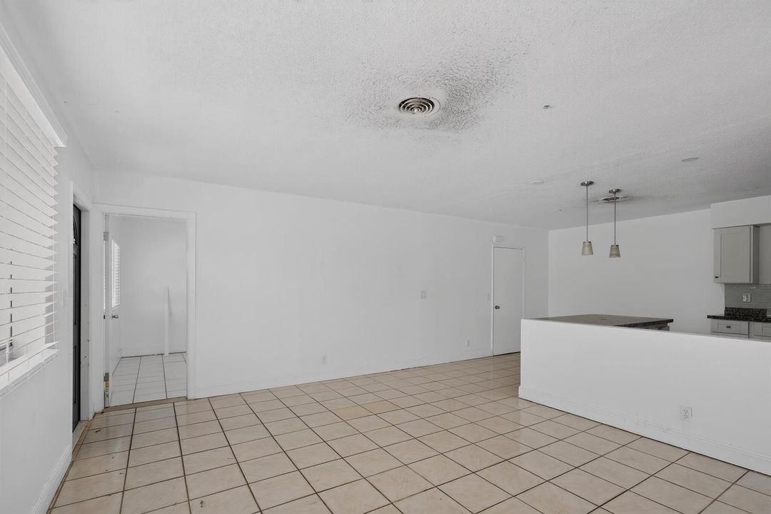 15_5845_Arthur_St-Living_room-9752