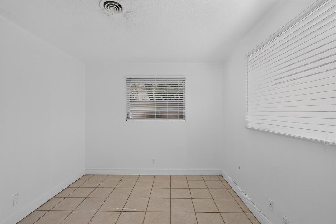19_5845_Arthur_St-Living_room-9765