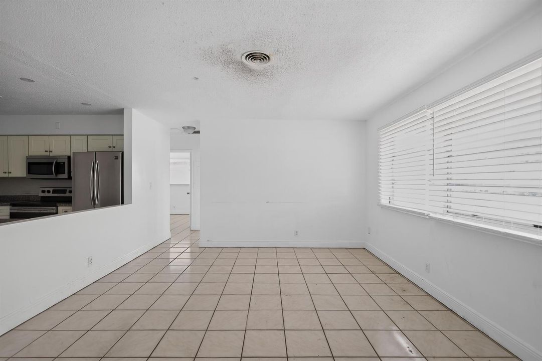 16_5845_Arthur_St-Living_room-9748