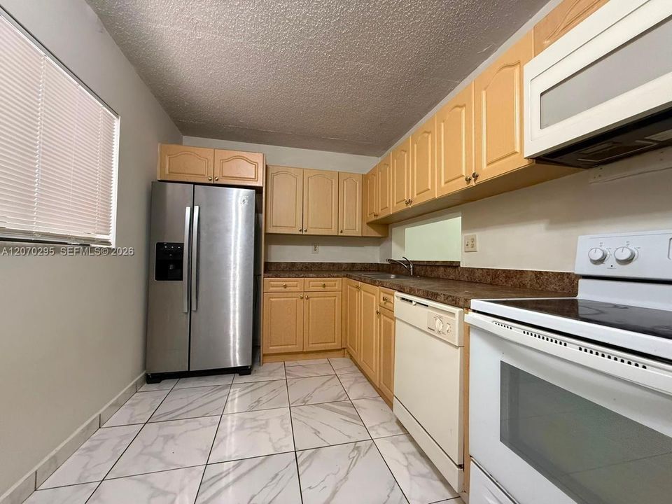 For Rent: $2,200 (2 beds, 2 baths, 965 Square Feet)