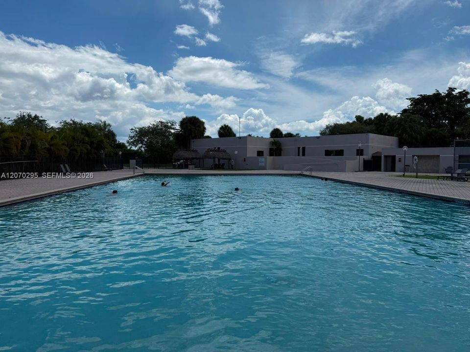 For Rent: $2,200 (2 beds, 2 baths, 965 Square Feet)