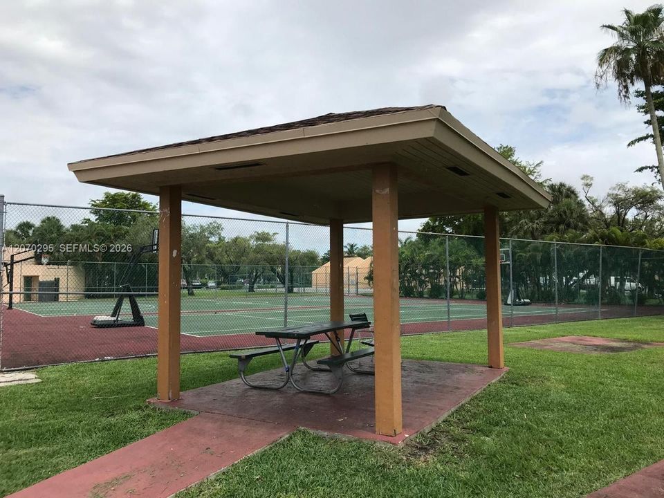 For Rent: $2,200 (2 beds, 2 baths, 965 Square Feet)