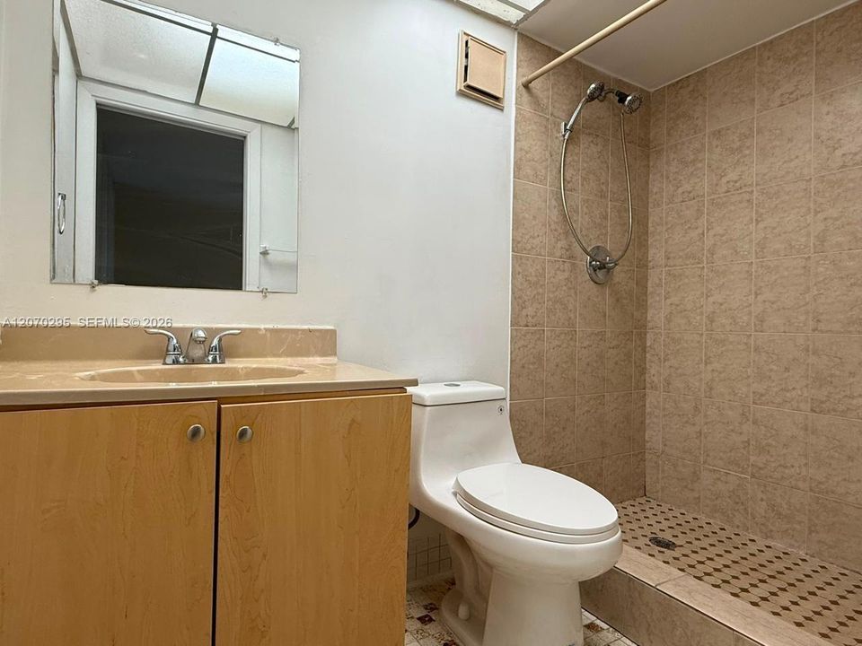 For Rent: $2,200 (2 beds, 2 baths, 965 Square Feet)