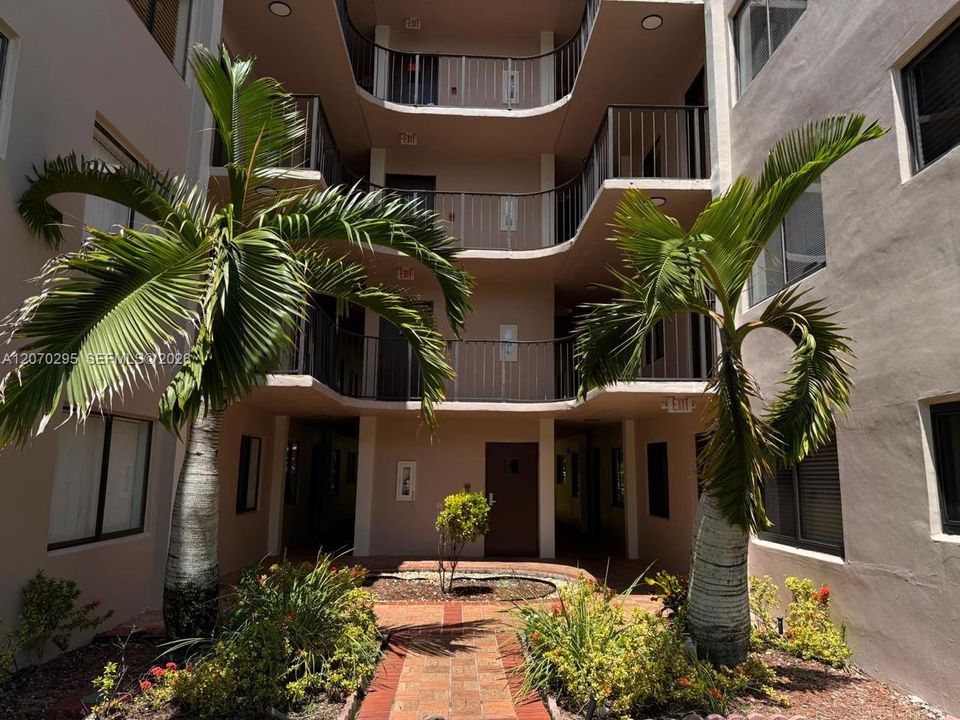 For Rent: $2,200 (2 beds, 2 baths, 965 Square Feet)