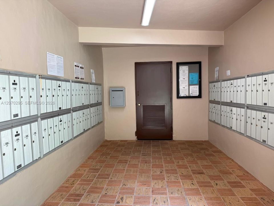 For Rent: $2,200 (2 beds, 2 baths, 965 Square Feet)