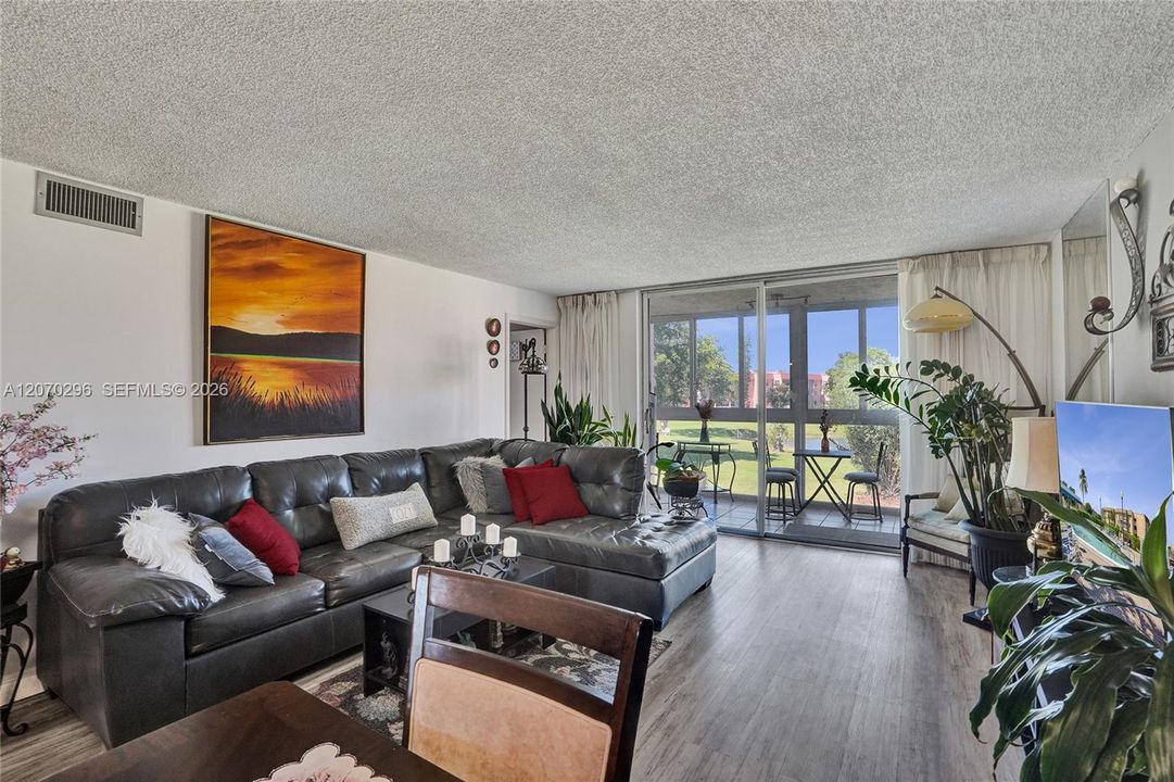 For Sale: $159,000 (2 beds, 2 baths, 1025 Square Feet)