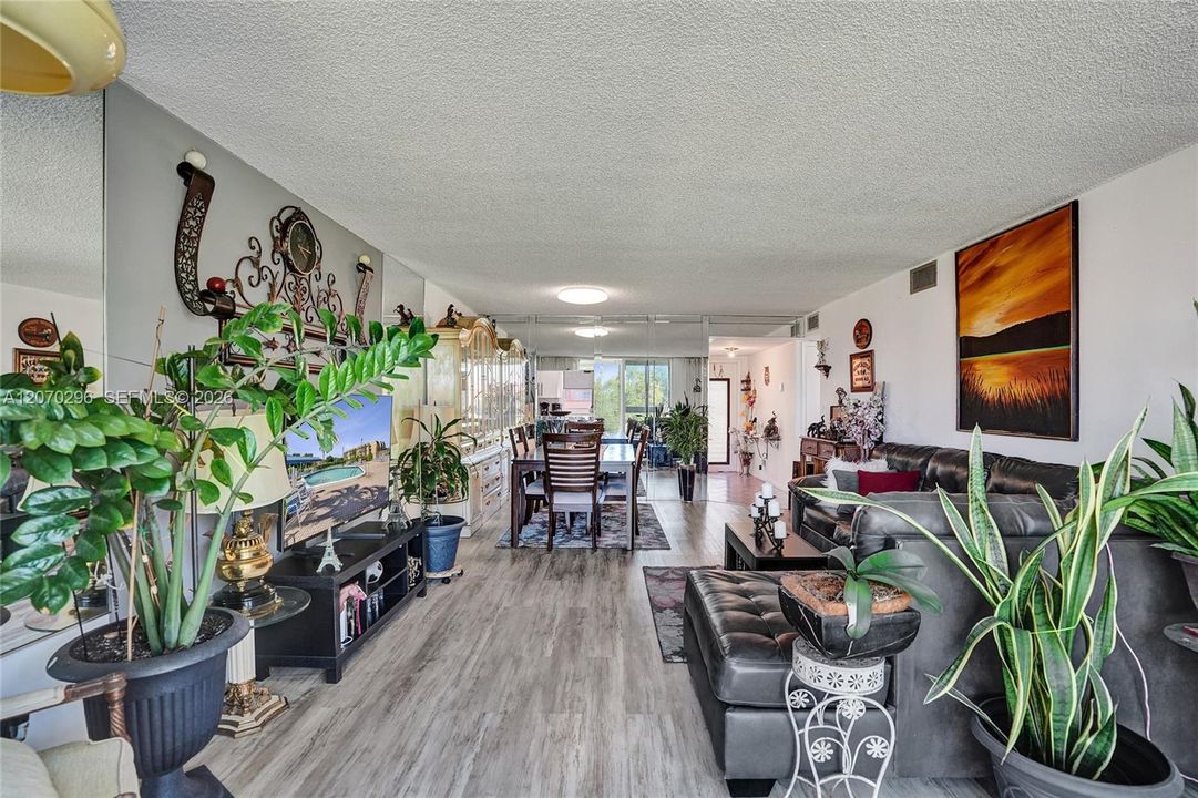 For Sale: $159,000 (2 beds, 2 baths, 1025 Square Feet)