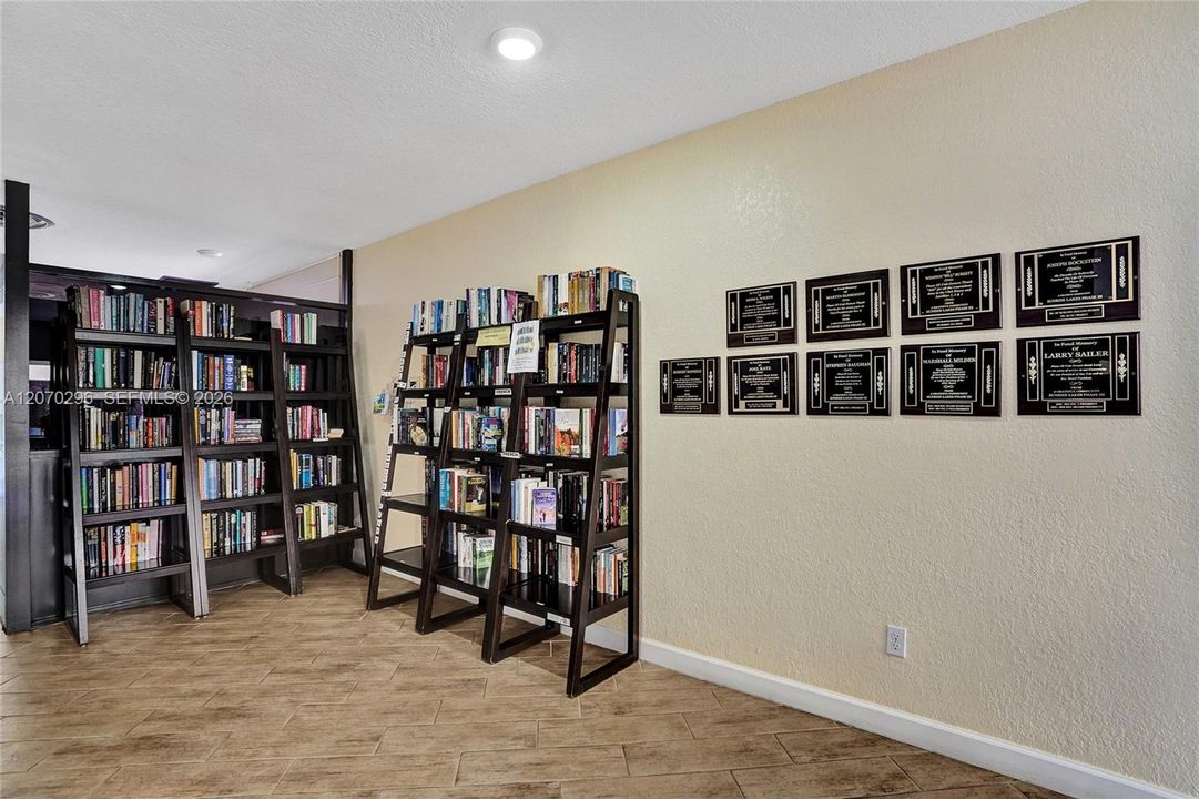 For Sale: $159,000 (2 beds, 2 baths, 1025 Square Feet)