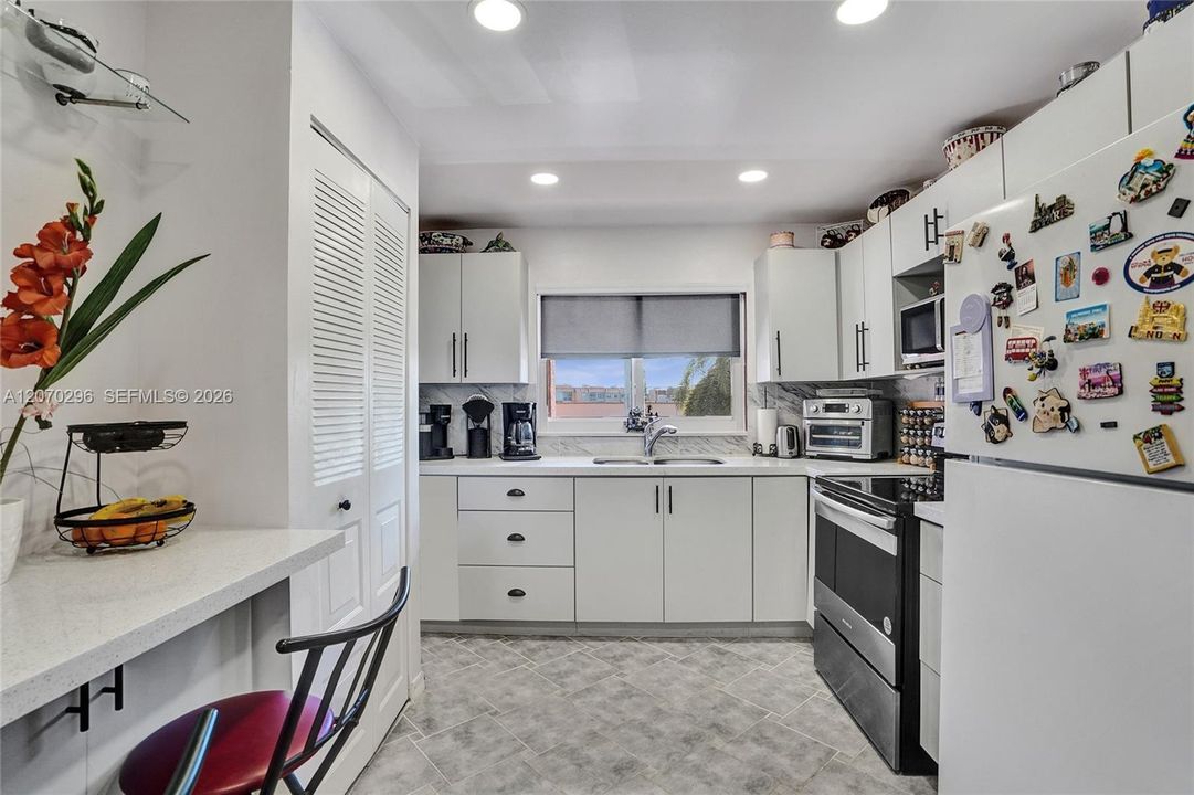 For Sale: $159,000 (2 beds, 2 baths, 1025 Square Feet)