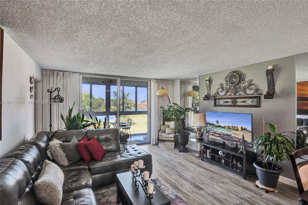 For Sale: $159,000 (2 beds, 2 baths, 1025 Square Feet)