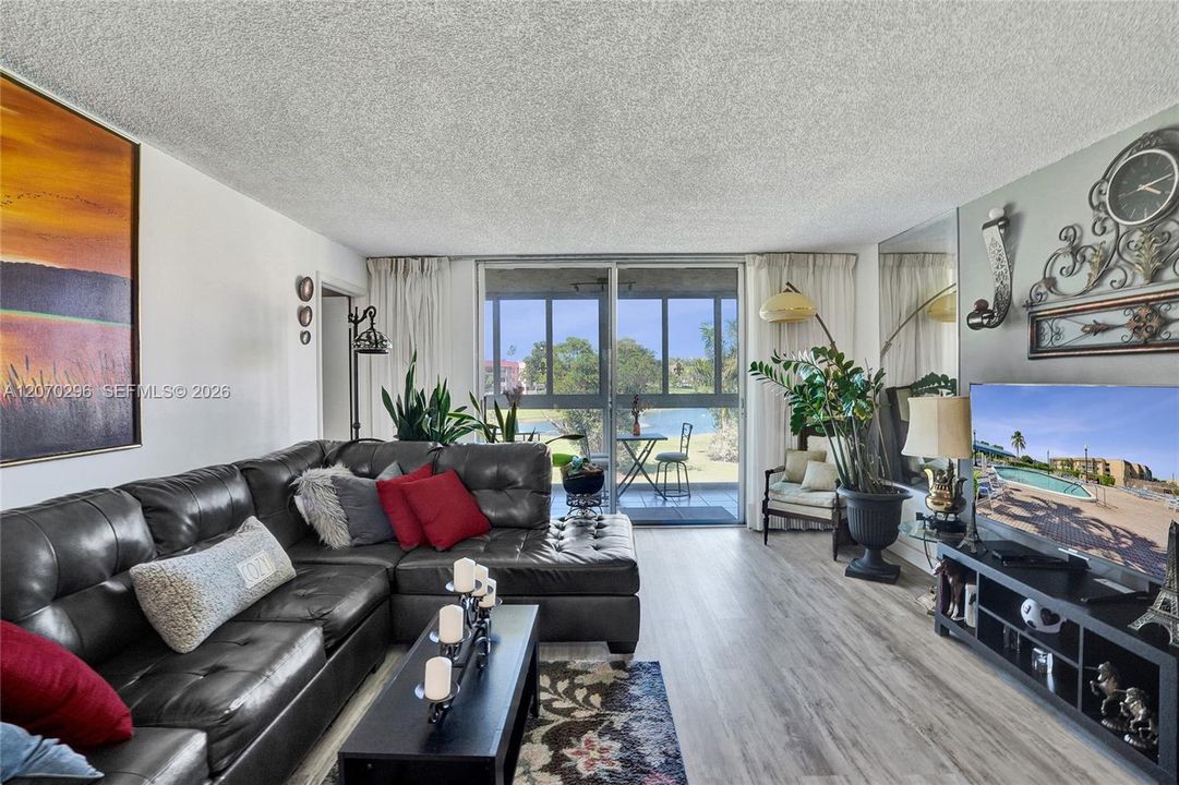 For Sale: $159,000 (2 beds, 2 baths, 1025 Square Feet)