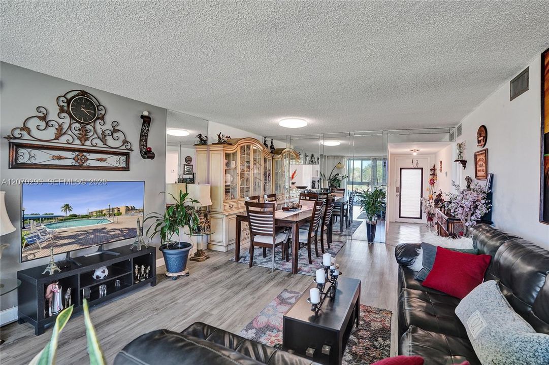 For Sale: $159,000 (2 beds, 2 baths, 1025 Square Feet)