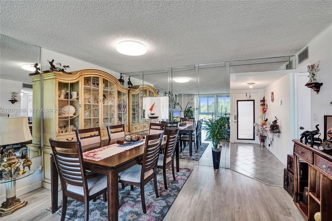 For Sale: $159,000 (2 beds, 2 baths, 1025 Square Feet)