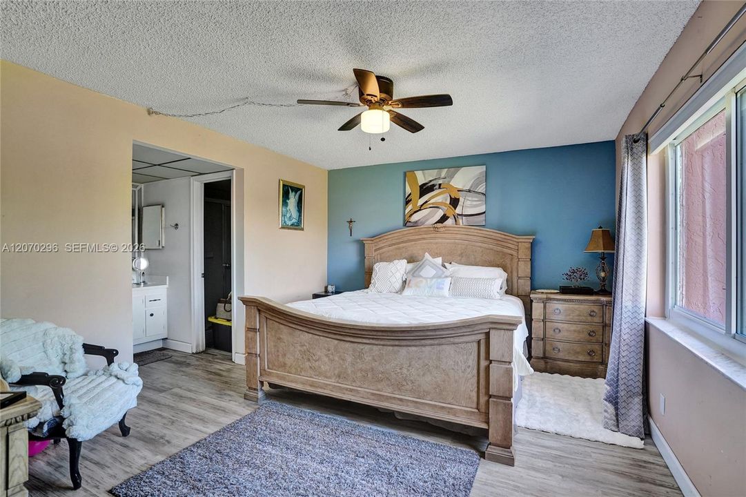 For Sale: $159,000 (2 beds, 2 baths, 1025 Square Feet)