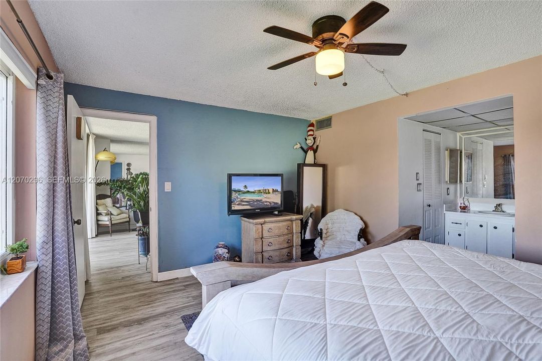 For Sale: $159,000 (2 beds, 2 baths, 1025 Square Feet)