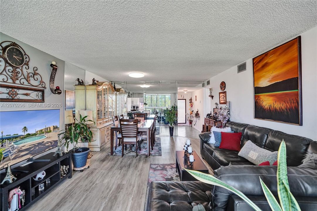 For Sale: $159,000 (2 beds, 2 baths, 1025 Square Feet)