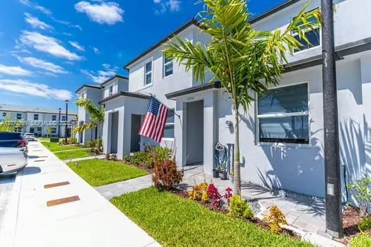For Rent: $3,200 (3 beds, 3 baths, 1300 Square Feet)