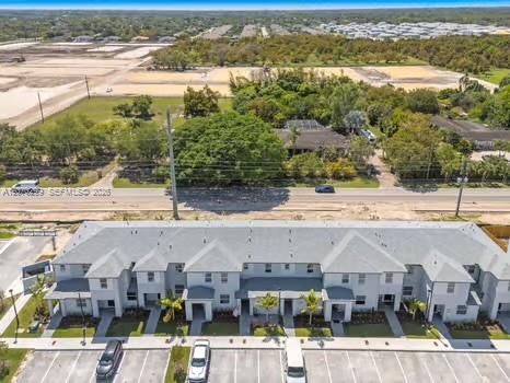 For Rent: $3,200 (3 beds, 3 baths, 1300 Square Feet)