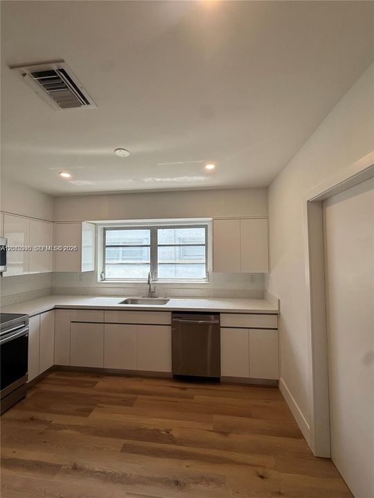 For Sale: $2,500,000 (3 beds, 2 baths, 1935 Square Feet)