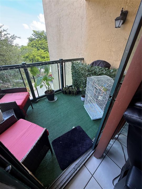 For Rent: $2,200 (2 beds, 2 baths, 898 Square Feet)