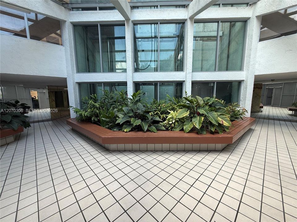 For Rent: $2,200 (2 beds, 2 baths, 898 Square Feet)