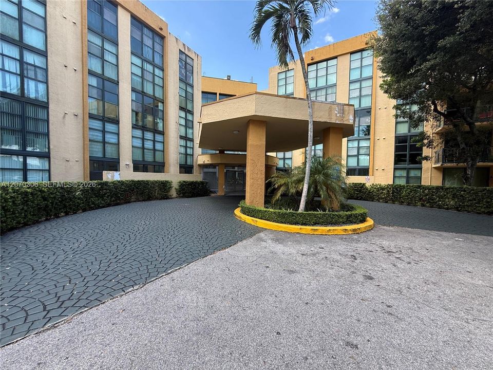 For Rent: $2,200 (2 beds, 2 baths, 898 Square Feet)