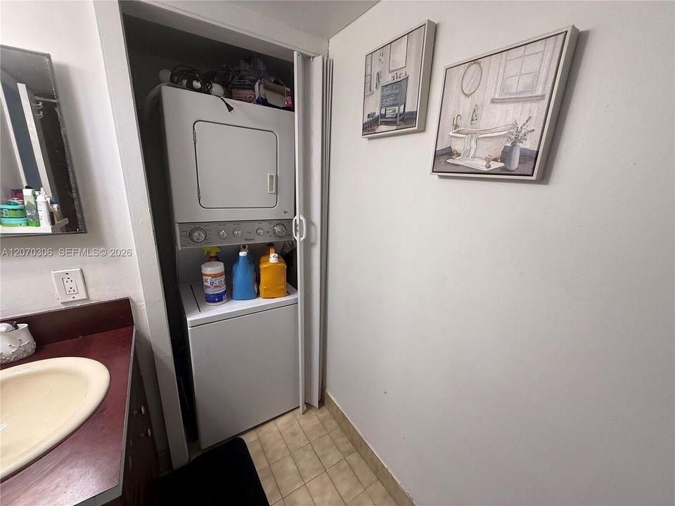 For Rent: $2,200 (2 beds, 2 baths, 898 Square Feet)