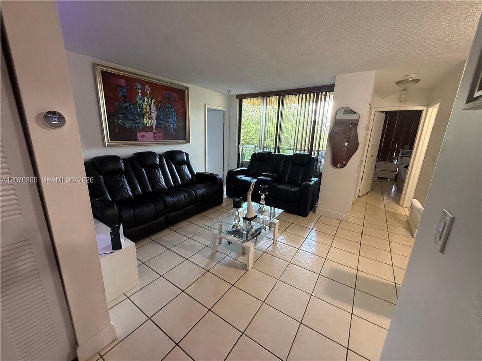 For Rent: $2,200 (2 beds, 2 baths, 898 Square Feet)