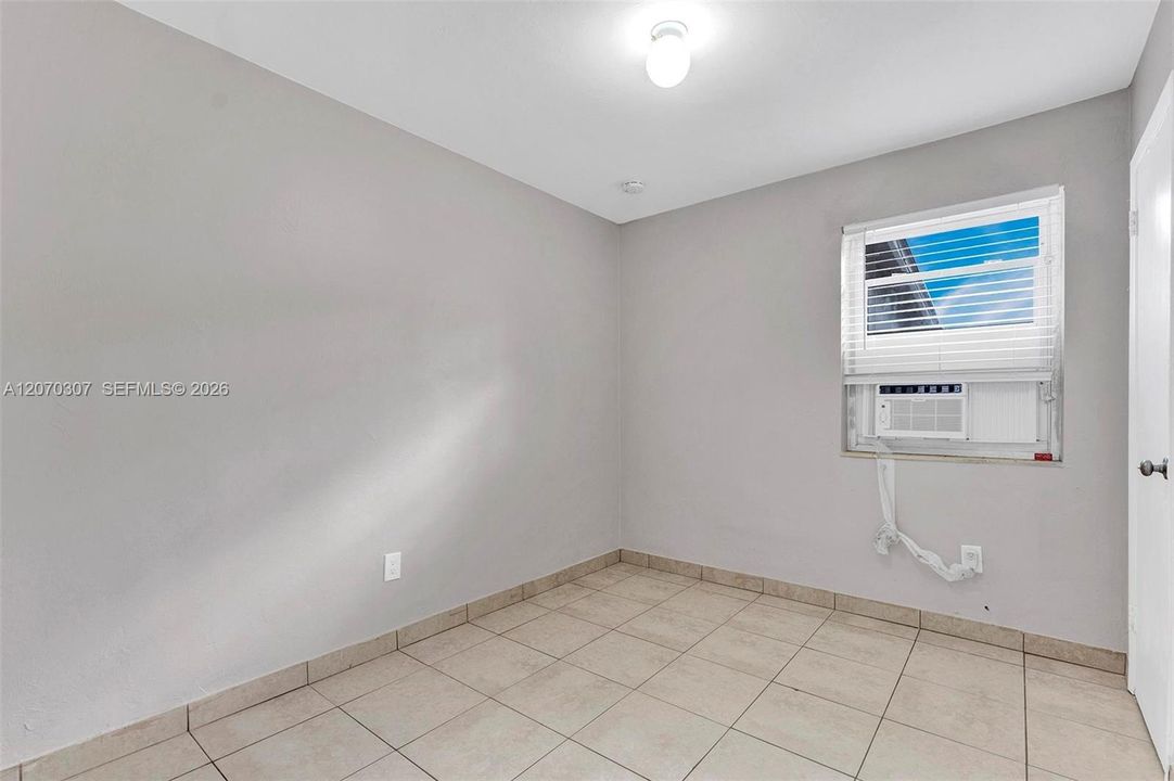 For Rent: $2,500 (4 beds, 1 baths, 1031 Square Feet)