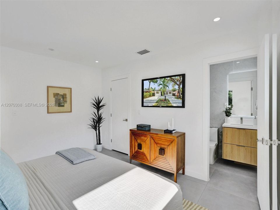 For Sale: $839,900 (3 beds, 2 baths, 1387 Square Feet)