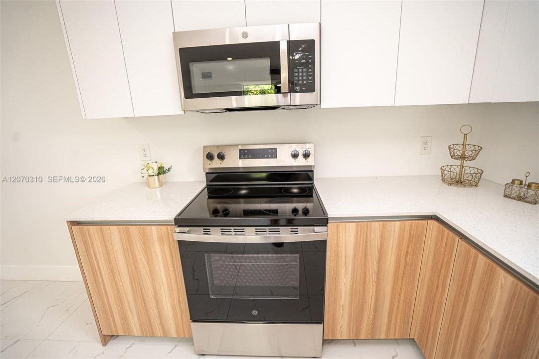 For Rent: $2,500 (1 beds, 1 baths, 2772 Square Feet)