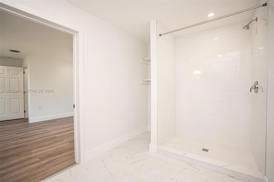 For Rent: $2,500 (1 beds, 1 baths, 2772 Square Feet)
