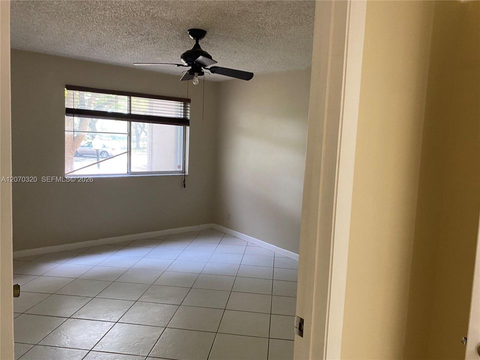 For Rent: $1,800 (1 beds, 1 baths, 700 Square Feet)