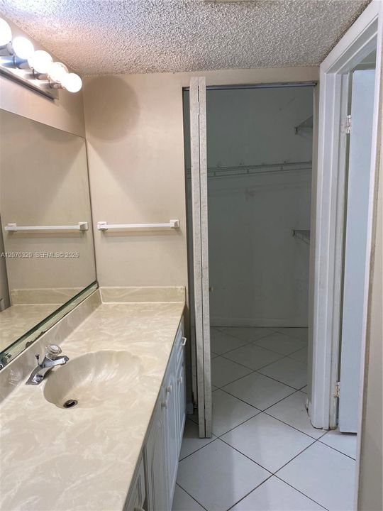 For Rent: $1,800 (1 beds, 1 baths, 700 Square Feet)