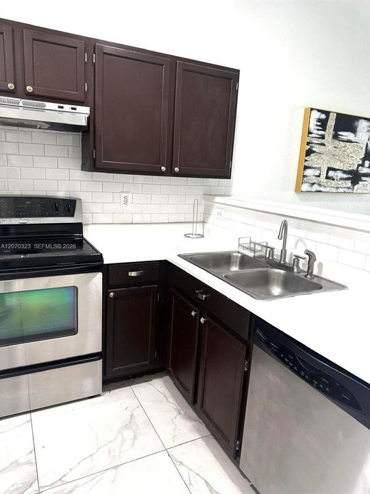 For Rent: $2,000 (2 beds, 2 baths, 886 Square Feet)
