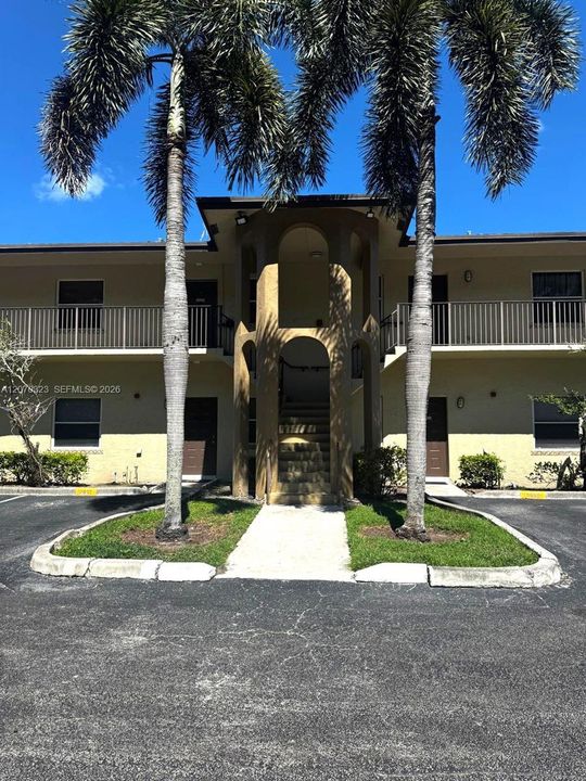 For Rent: $2,000 (2 beds, 2 baths, 886 Square Feet)