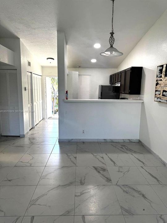 For Rent: $2,000 (2 beds, 2 baths, 886 Square Feet)