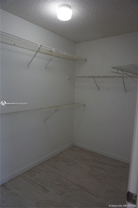 For Rent: $1,850 (1 beds, 1 baths, 841 Square Feet)