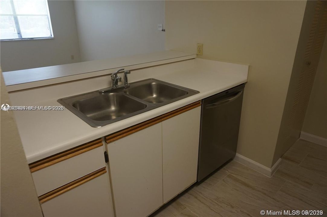 For Rent: $1,850 (1 beds, 1 baths, 841 Square Feet)