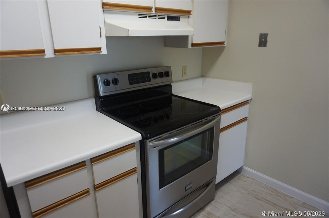 For Rent: $1,850 (1 beds, 1 baths, 841 Square Feet)