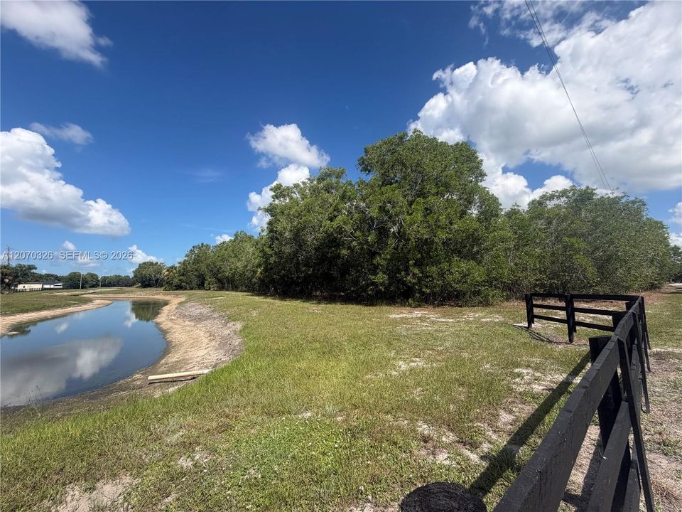 En Venta: $585,000 (5.01 acres)